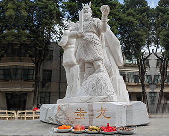 云南石雕黃帝、炎帝、蚩尤雕塑安裝效果展示